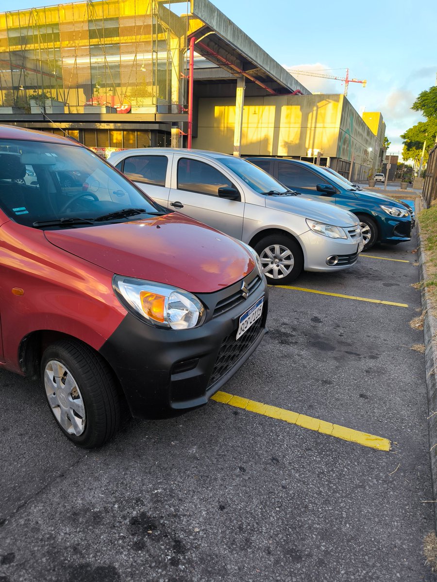 crit_IQ's tweet photo. En el capítulo de hoy de "Estacioná como se te dé la gana", presentamos el Suzuki alto rojo, que por su volumen debe ser difícil de posicionar dentro de las líneas. https://t.co/M9zsKWQ3t8
