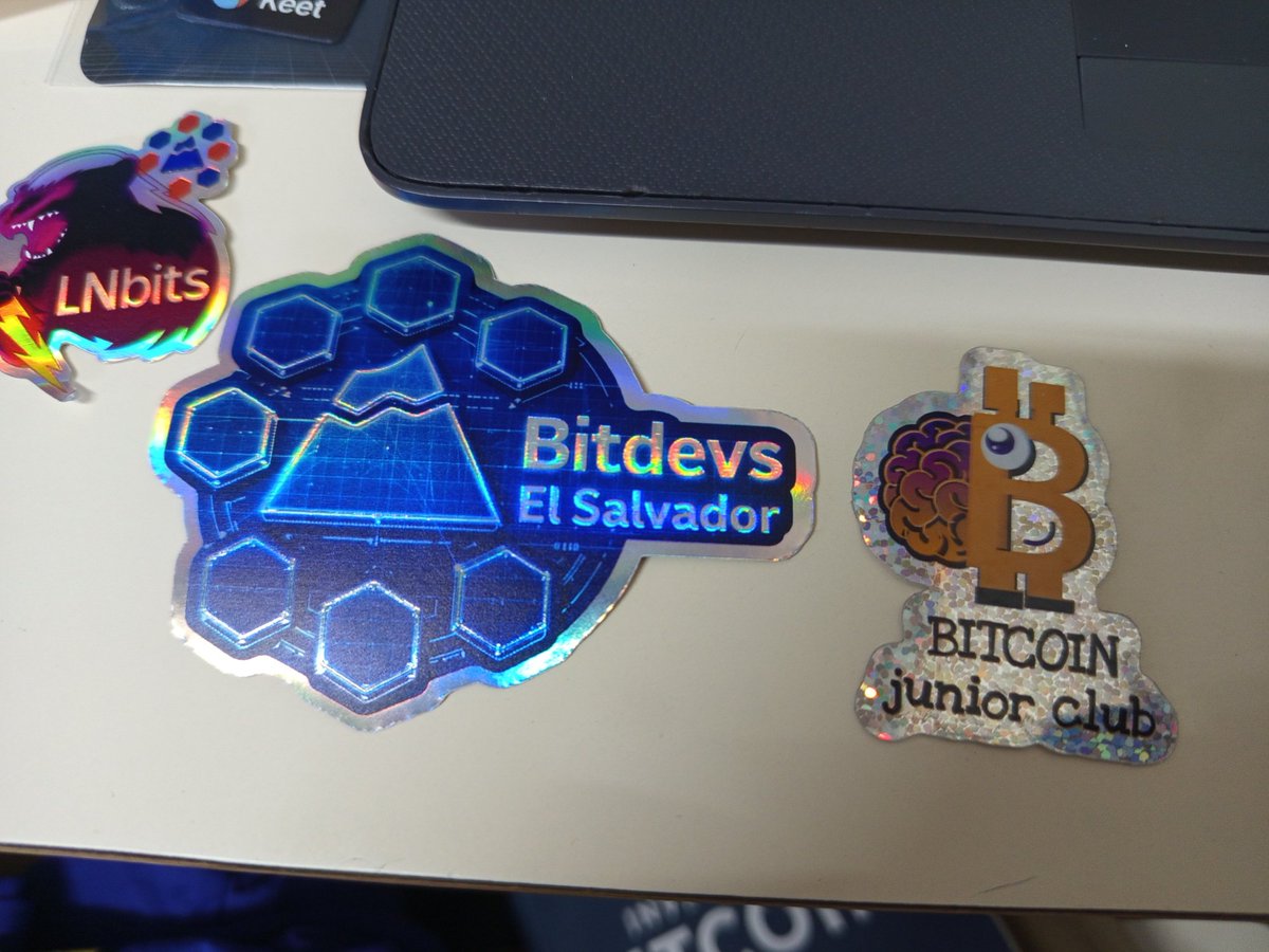 We visited one of the smartest kids I've ever known so we decided to celebrate his journey in Bitcoin with some gifts 😄🙌 

He's one of the kids managing the Bitcoin Node in his school and we asked him to cover his face for privacy 😉

Thank you <a href="/lolodelali/">Los locos de la libertad</a> and the authors for