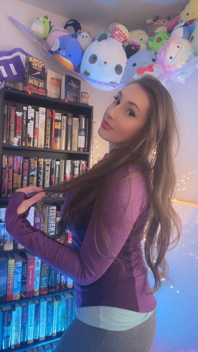 Come hang out 🥰 New Stream room