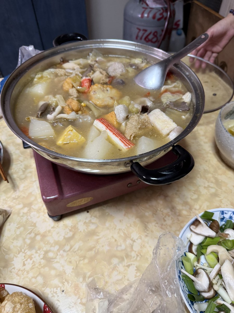 補一下除夕年夜飯   

圍爐 

指農曆除夕夜全家人團聚吃年夜飯的傳統習俗

古時圍坐在火爐旁聚餐，象徵家庭興旺、闔家團圓

又實現了烤鴨及香腸自由了😋😋