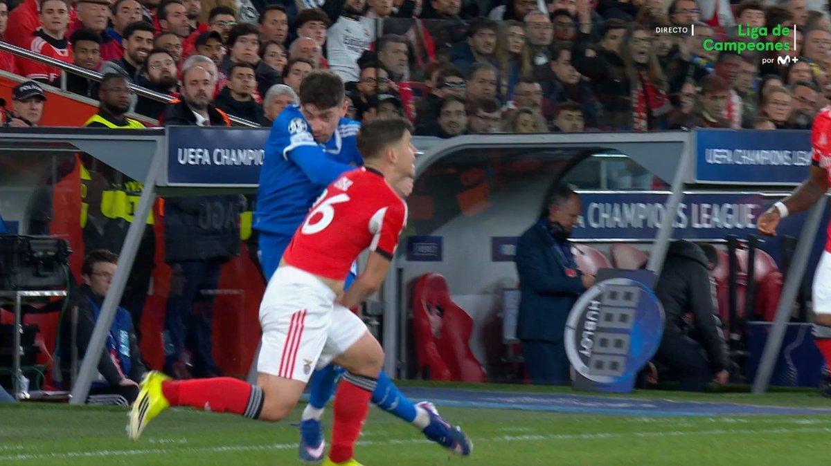 🖥️💥 El VAR perdonó la expulsión a Fede Valverde.

👉🏻 El jugador del Real Madrid, sin balón de por medio, golpea en el rostro de Dahl con fuerza excesiva.

❌ 𝗘𝗦 𝗥𝗢𝗝𝗔 𝗗𝗜𝗥𝗘𝗖𝗧𝗔.

▪️ Se trata de una conducta violencia del uruguayo que no apreció François Letexier.