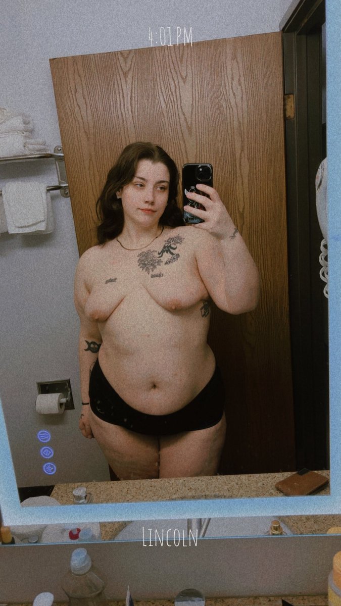 PrettiestP0ison's tweet photo. Come show me a good time for my birthday💋 add my snap too😍 https://t.co/djPvonHgQi