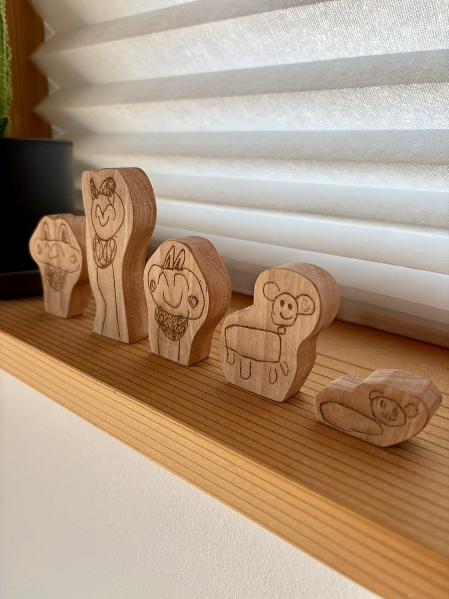 ima_craft_'s tweet photo. 子どもの“今”を木に残しませんか。
今しか描けないこのタッチ。
もみじの無垢材に彫刻します。
厚み1.5cm。
飾っても、遊んでも、しっかり自立します🌳1点からオーダー可能✨ https://t.co/YZ7mmRED94