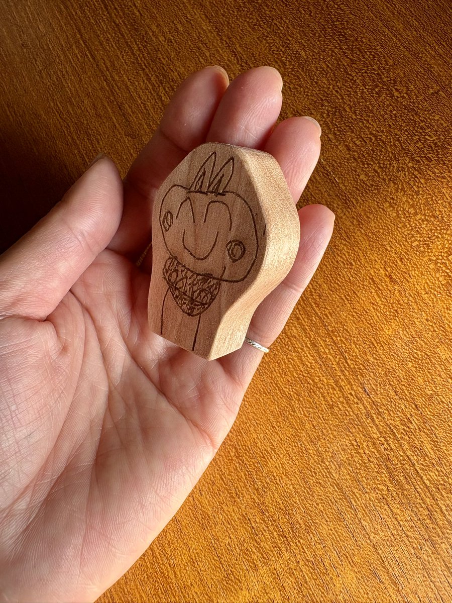 ima_craft_'s tweet photo. 子どもの“今”を木に残しませんか。
今しか描けないこのタッチ。
もみじの無垢材に彫刻します。
厚み1.5cm。
飾っても、遊んでも、しっかり自立します🌳1点からオーダー可能✨ https://t.co/YZ7mmRED94