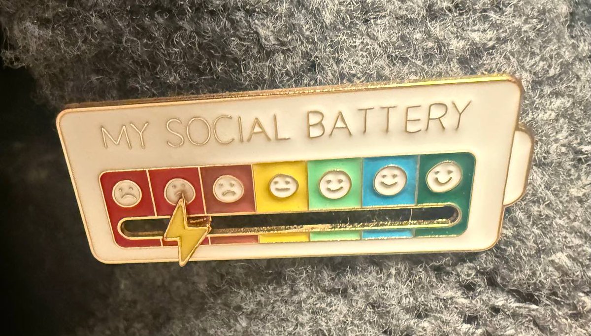 More__Clear's tweet photo. case in point: social battery indicator! 🔋

i only remembered i had it on me during the post- #wh2 bar hangout😢 https://t.co/MbUFktWI1n