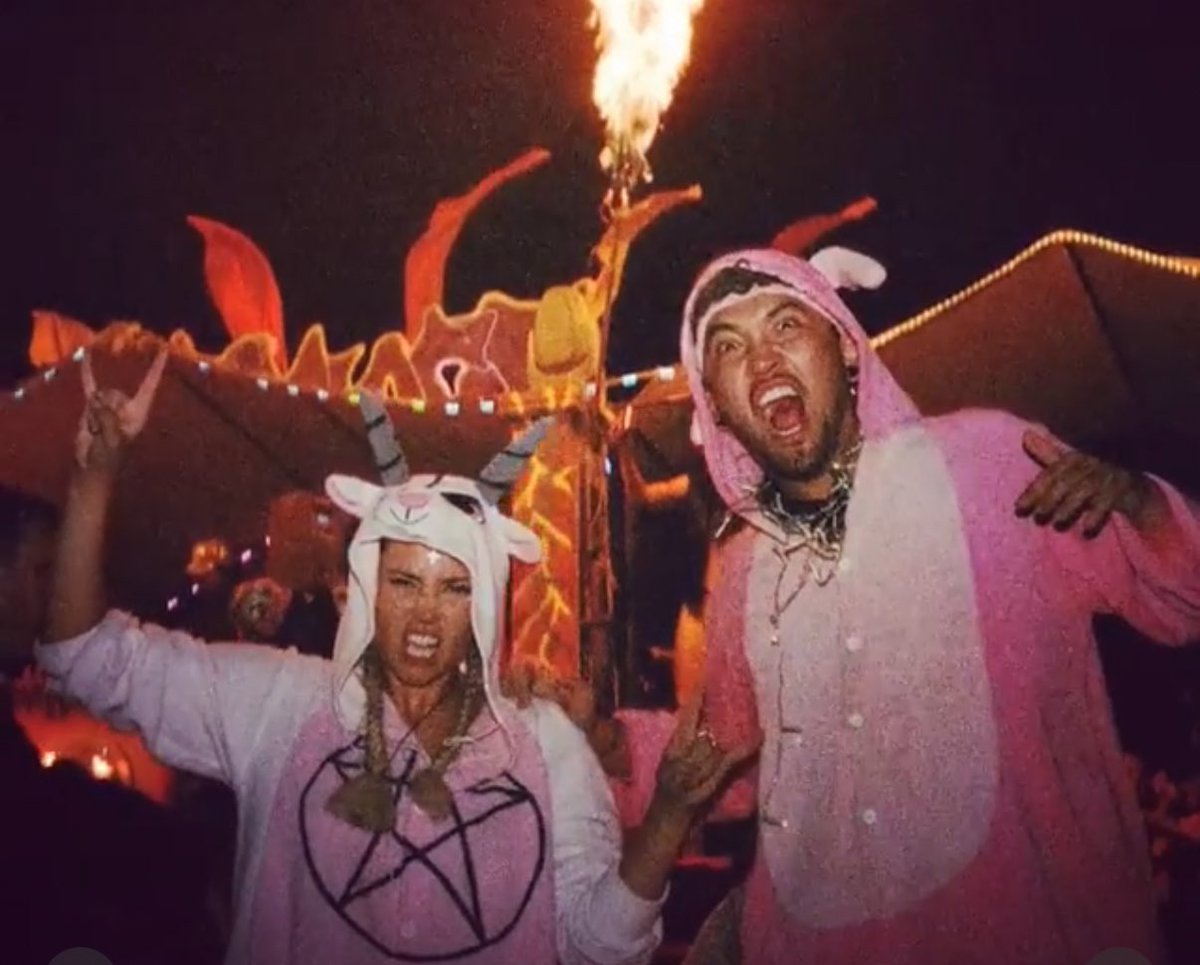 cg_merve's tweet image. Aşağıdaki video, Amerikan çizgi film kanalı Cartoon Network’ün farklı saat dilimleri için yayın yapan Adult Swim adlı kanalında 2018 yılında ‘gece mizahı’ ismiyle yayınlanmış. 
Videonun prodüktörü görsedeki Mike Diva, kullandığı simgeler hakkındaki yorum ve takdir ise sizlerin…