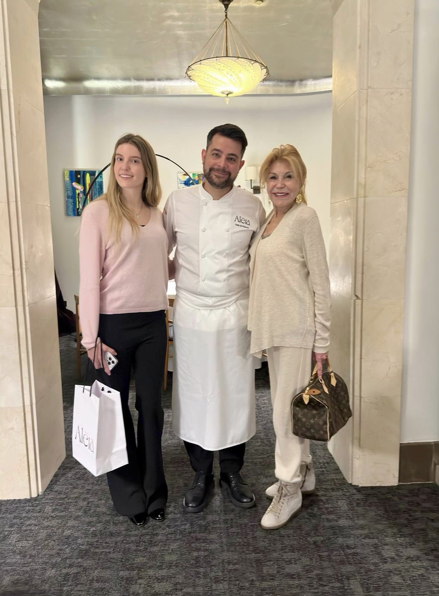 condedelamaza's tweet photo. Ha sido todo un honor tener a Carmen Thyssen y su hija Carmen disfrutando en #Aleia junto con @RafaDeBedoya.

Deseando ver los avances del nuevo Museo Thyssen en el Palau Marcet.

@hola 
@HolaCocina https://t.co/3kcbPxLXYK