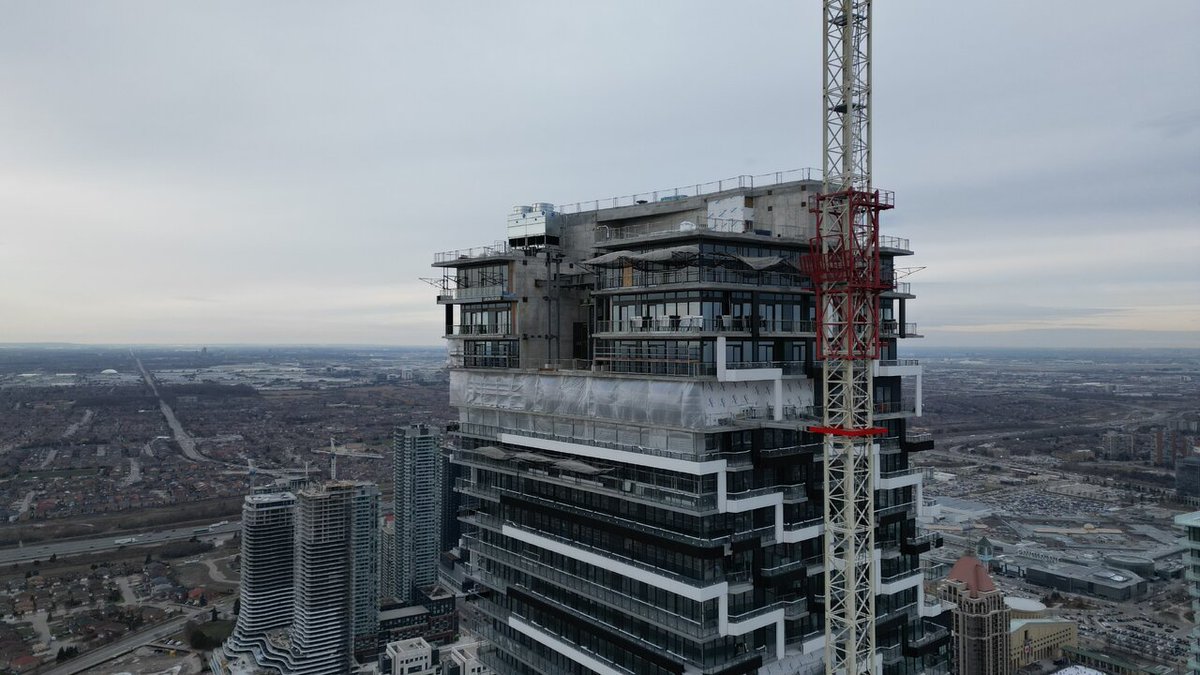 Urban_Toronto's tweet image. Finishing touches of exterior construction are underway at Mississauga's new tallest building, M3 at M City. The 260 metre tower is the tallest building in Canada located outside of Toronto. urbantoronto.ca/forum/threads/…

#Mississauga #construction #condos #skyline