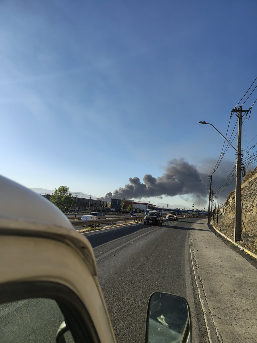 pllo27's tweet photo. La Fox con el #IncendioQuilicirq https://t.co/7aA1RKkMis