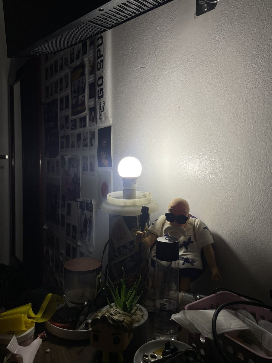 eu: pai a luz do quarto queimou e não tem outro led desse em casa
meu pai: não diga mais nada, amanhã de manhã a gente sai comprar outro

kkkkk o home sempre da um jeito pra tudo