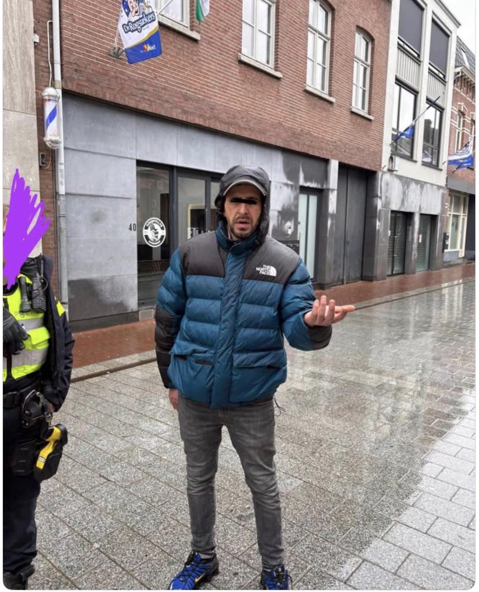 Bibberend van woede en ongeloof typ ik dit verhaal.
 
Zoals jullie al eerder hebben gelezen is vrijdag Nick zijn jas gestolen uit onze zaak. Deze lag goed verstopt. Er is geloerd door 2 mannen eerder op de foto te zien. In een split second waren ze binnen en weer buiten. Dit is