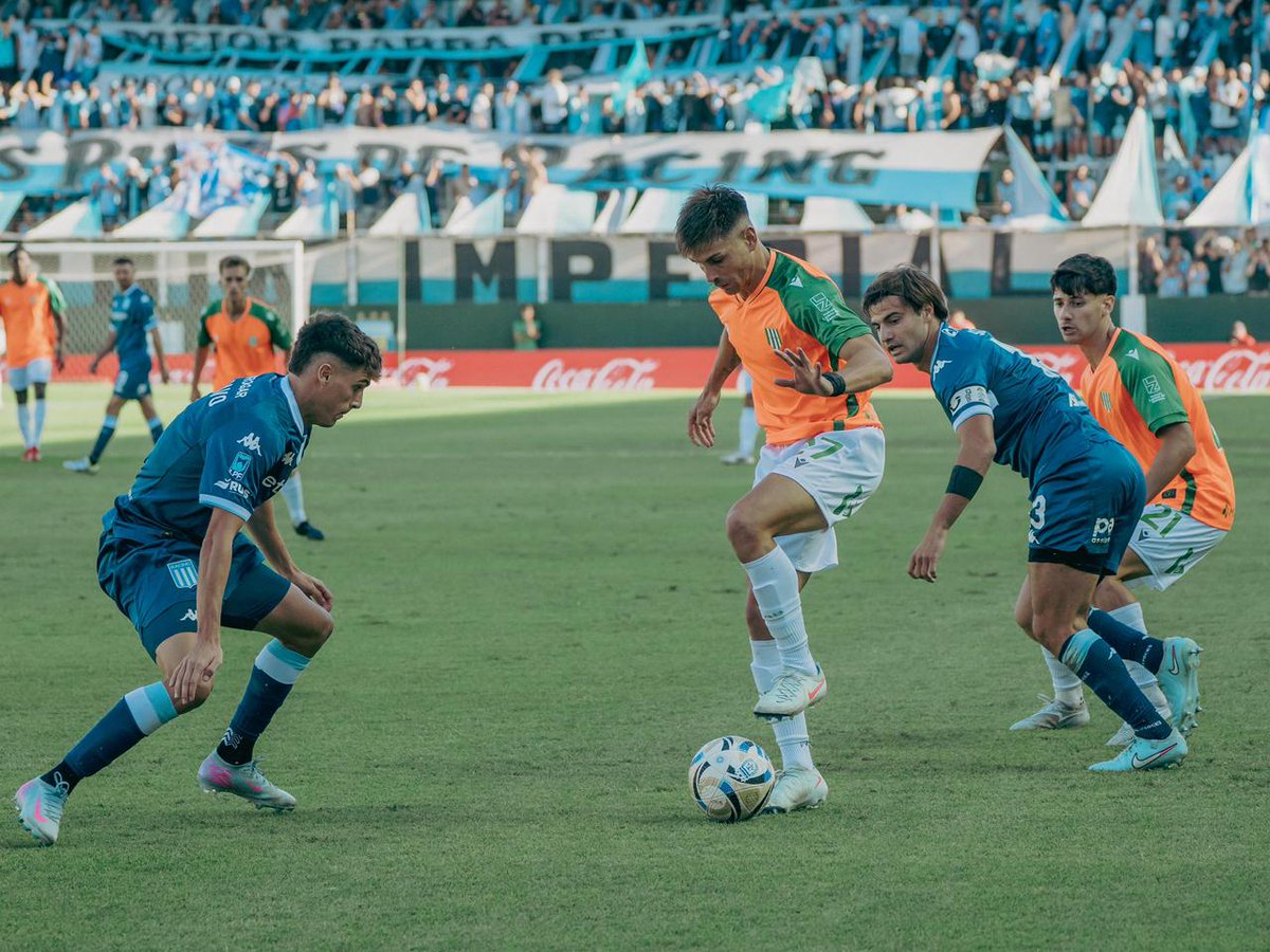 #Banfield. Los cambios indican intenciones. Un volante menos y un delantero más. "Tizi" Perrotta de arranque y tituaridad para "Nacho" Pais recién llegado. 4-4-2. "Chamo" Gomez más juego y "Licha" Piñero más extremo, los volantes externos. Equipo y resultado de mayor a menor.