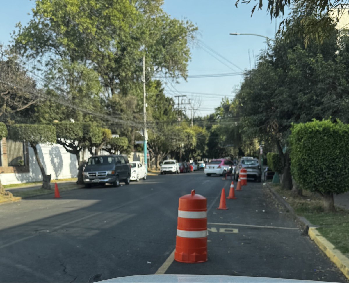 jonathanremo's tweet photo. @TuAlcaldiaGAM Hasta donde sé, esto está prohibido, no?

Entonces…? Pádel Lobo? Ambas aceras? Franelero en servicio?
Qué hacemos…@TuAlcaldiaGAM @ClaraBrugadaM @SSC_CDMX 
Av. Lindavista 117. https://t.co/b0Wlakj1Zx