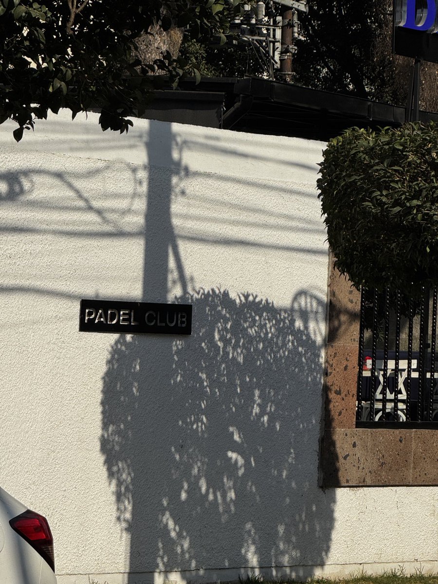 jonathanremo's tweet photo. @TuAlcaldiaGAM Hasta donde sé, esto está prohibido, no?

Entonces…? Pádel Lobo? Ambas aceras? Franelero en servicio?
Qué hacemos…@TuAlcaldiaGAM @ClaraBrugadaM @SSC_CDMX 
Av. Lindavista 117. https://t.co/b0Wlakj1Zx