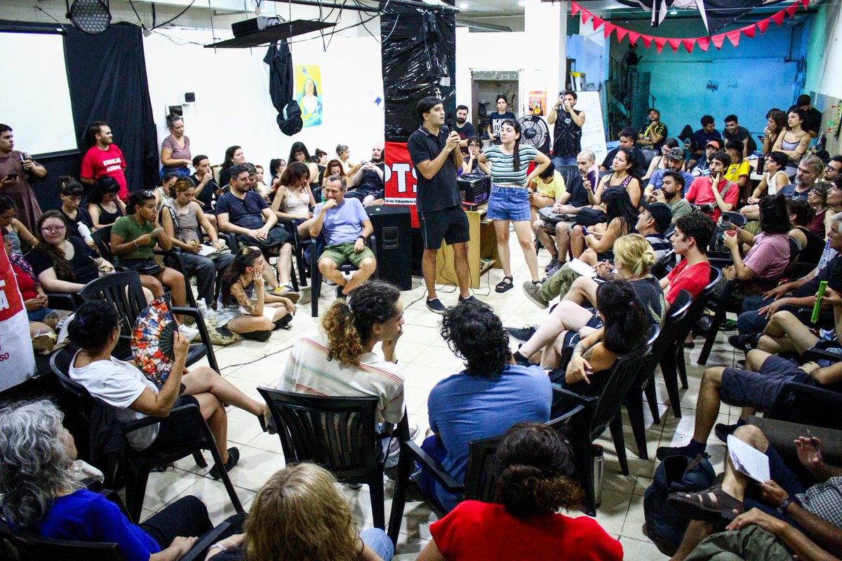 fsaracho2014's tweet photo. Muy buena asamblea abierta impulsada por el @PTSarg en Almagro con trabajador@s de telecomunicaciones, subte, docentes, estudiantes universitarios y terciarios preparando el PARO ACTIVO contra la reforma laboral ! https://t.co/wthQkRMp2R