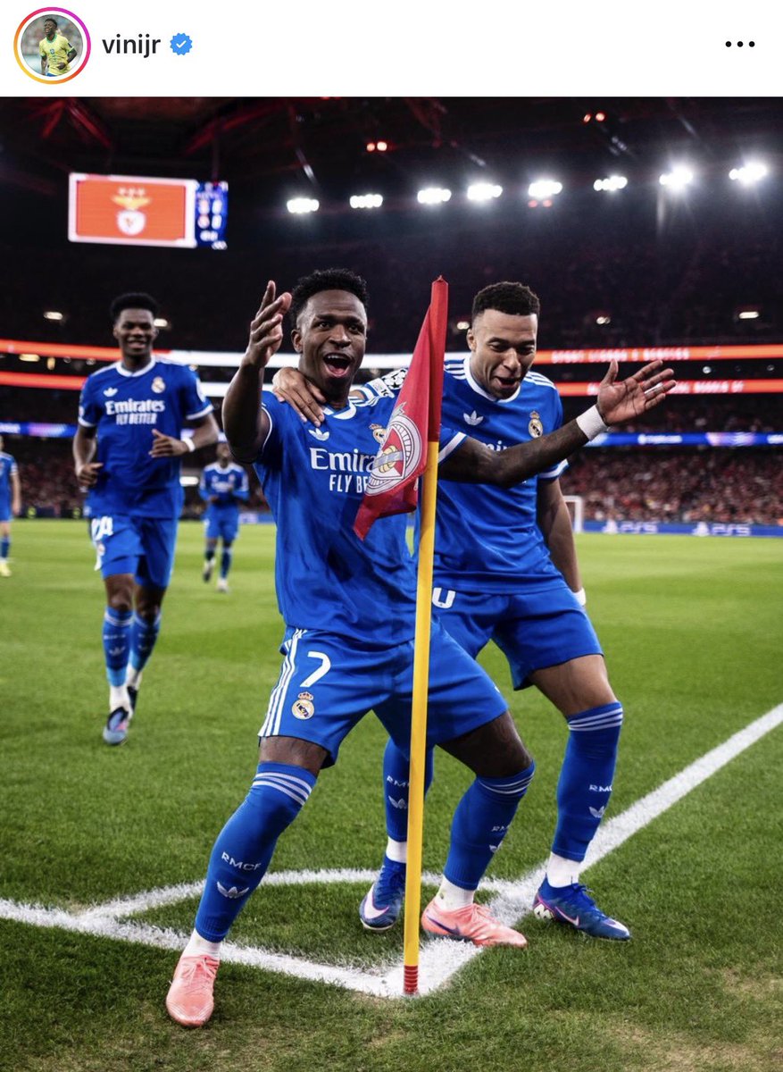 « Bernabeu, on se voit là-bas 🤍🕺 »

Vinicius sur Instagram. 📸
