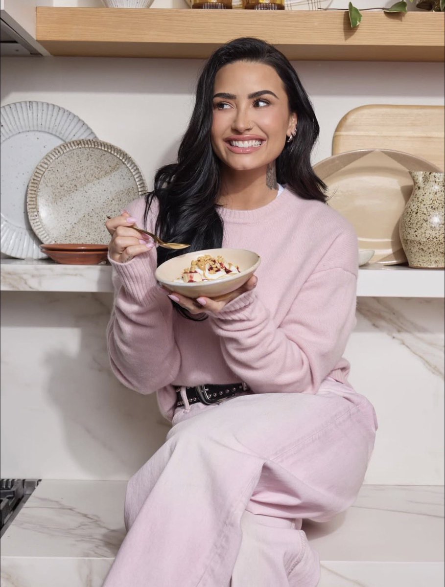 Nova foto promocional de Demi Lovato para seu livro de receitas, “One Plate At time”. 🩷✨