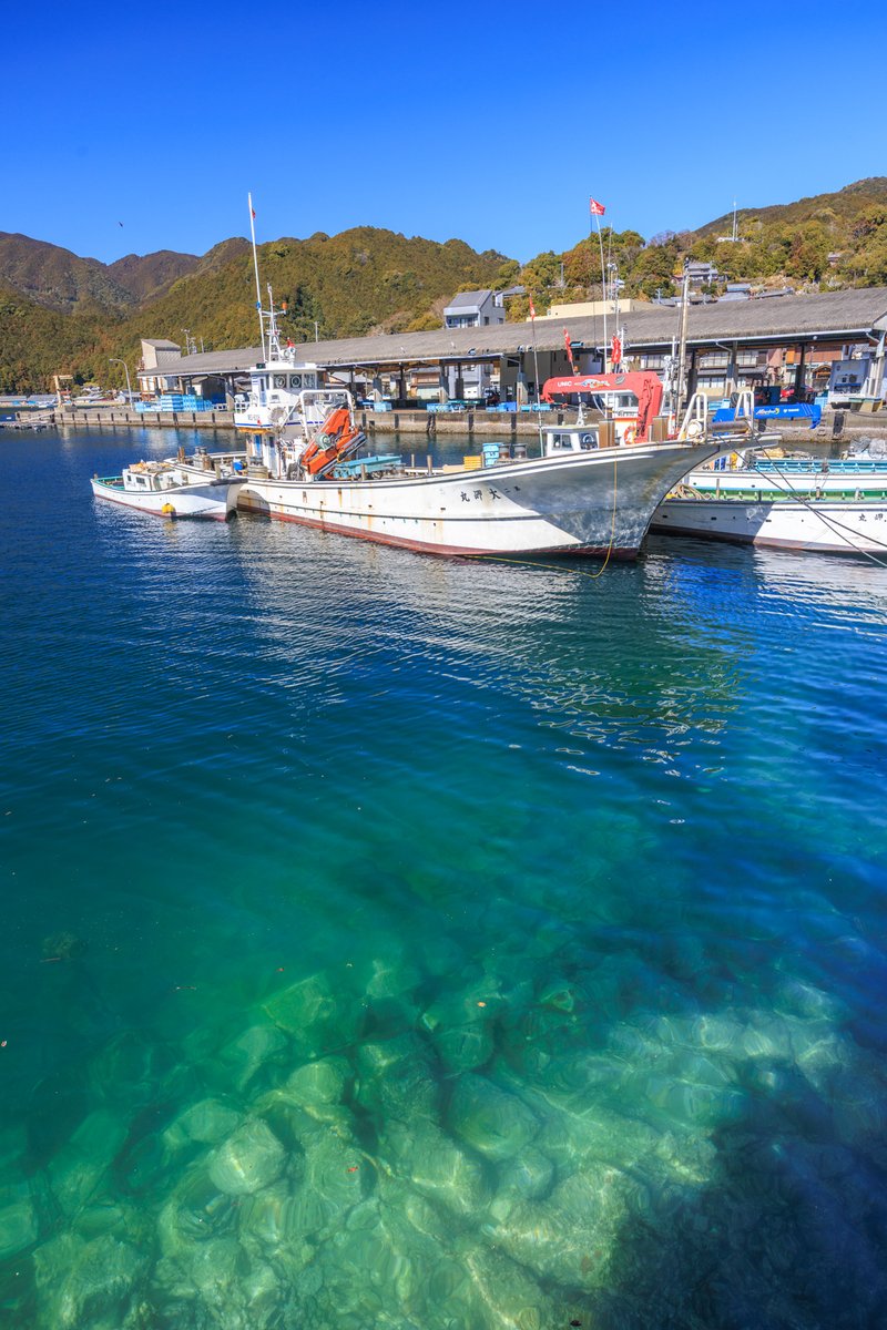 fugaemon's tweet photo. 久々に尾鷲市の九鬼町へ訪れたけど
２月は海の透明度が高いなぁ....と

オハイで有名になったけど
昨日（2/17）は観光客の姿は少なく
ふらっと歩くには最高な天気やった https://t.co/3DC5UU5Vwi