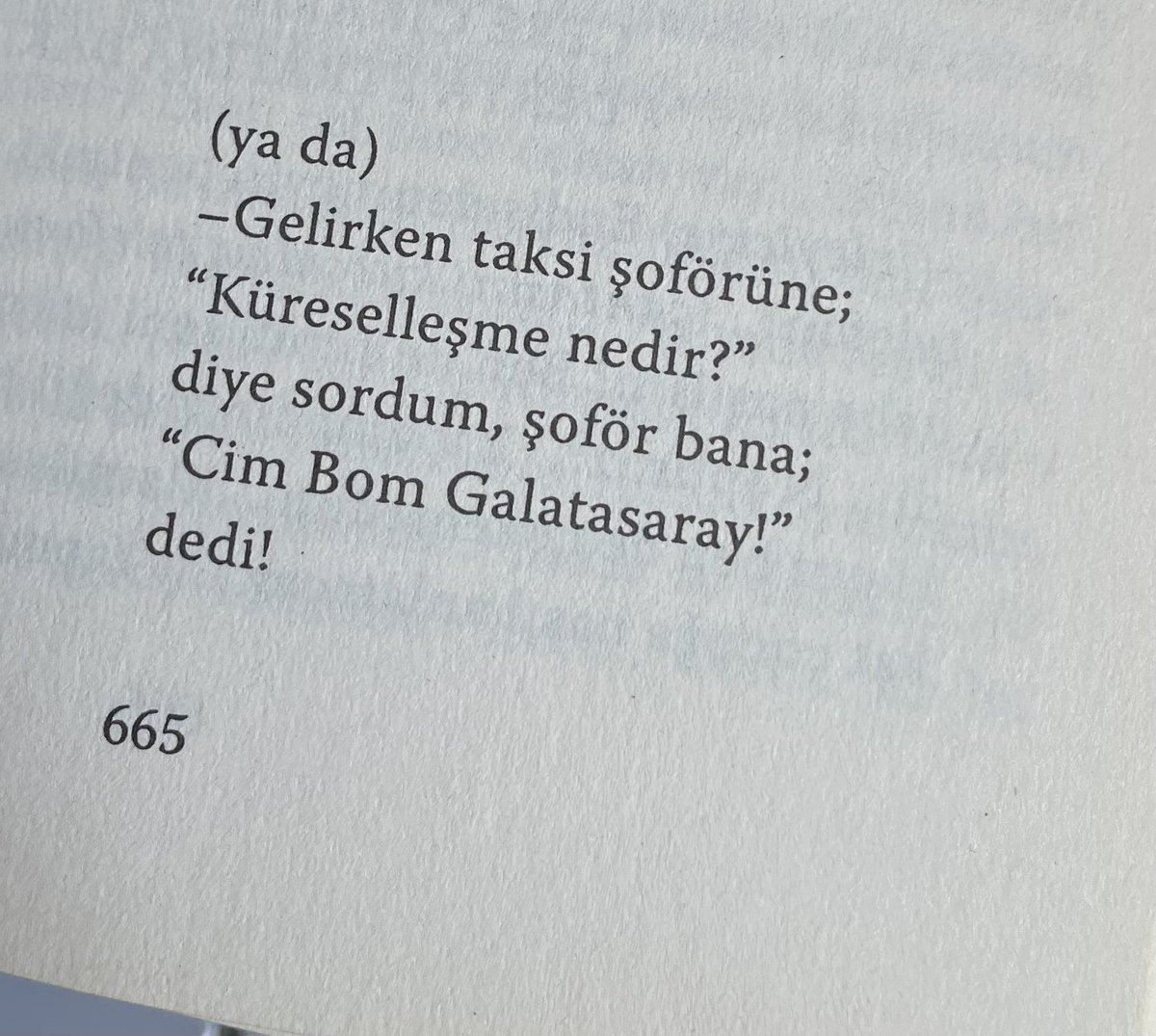 jimithekewl's tweet photo. "Gelirken taksi şoförüne;
'Küreselleşme nedir?'
diye sordum, şoför bana;
'Cim Bom Galatasaray!'
dedi!" (FerhAntoloji, 665)

Bu, Ferhan Şensoy’un güzel bir şakalı şiiri, özellikle de “küreselleşme” (“global” ve “globalleşme” gibi) sözcüğünün yerli yersiz kullanıldığı bir dönemin mini bir parodisidir ama tarihsel bir arka planı da var. 

Galatasaray’ın kökeni Mekteb-i Sultani, 19. yüzyılda Avrupa devletleriyle diplomatik ve idarî rekabet içinde olan Osmanlı Devleti’nde geleneksel medrese eğitimi modern devlet yönetimi için yeterli görülmediği için, kuruldu. Yabancı dil bilen, hukuk, idare ve maliye bilgisine sahip, Avrupa kültürünü tanıyan ama geleneksel değerlerden de haberdar olan elit bir kadro yetiştirilmesi amacıyla var oldu.

Okul programı büyük ölçüde Fransız liseleri örnek alınarak hazırlandı. Eğitim dili uzun süre ağırlıklı olarak Fransızcaydı. Bu, Osmanlı’nın Batı ile kurduğu kültürel ve diplomatik ilişkiyi güçlendirme stratejisinin bir parçasıydı.

Ezcümle Mekteb-i Sultani yalnızca bir okul değildi; Osmanlı modernleşmesinin sembolüydü. Bürokratik elitin üretim merkeziydi. Batı ile temasın kurumsal kapısıydı. “Batı’ya Açılan Pencere” sözünün tarihsel anlam ve önemi burada yatar. 

Galatasaray aynı zamanda batı tipi sportif faaliyetin yerel bir kimlikle kurumsallaşması demektir. “Türk olmayan takımları yenme” ideali bu çerçevede anlamlıdır. Ancak gerçek anlamda bir Avrupa zaferi için Özal dönemi beklenmiştir. 80’lerin ortasından itibaren uygulanan dışa açılma ve serbestleşme politikaları, yalnızca ekonomi alanını değil sporun finansal ve kültürel zeminini de dönüştürdü. Galatasaray’ın başarı ivmesinin bu bağlamda artması tesadüf değildir.

80 sonrası ihracata dayalı büyüme, “küreselleşme”, özel sektörün güçlenmesi ve finansal piyasaların serbestleşmesi kulüplerin sponsorluk ve gelir kaynaklarını genişletti. Reklam gelirleri arttı. Daha sonra, 90’larda, buna bağlı olarak, özel televizyonculuk yaygınlaştı. Kulüpler kurumsallaşmaya yöneldi. Futbol, kitlesel tüketim kültürünün bir parçası haline geldi.

Dışa açılım, yalnızca ticari değil kültürel dolaşımı da hızlandırdı. Yabancı oyuncu transferleri kolaylaştı. Avrupa kupalarına katılım daha stratejik bir hedefe dönüştü. Kulüpler Avrupa futbolunu daha yakından takip etmeye başladı.

Kültürel ve tarihsel kodlarından ötürü bu dönüşüme en iyi ayak uyduran takım olan Galatasaray’ın 80’lerin sonunda Avrupa Şampiyon Kulüpler Kupası’nda (o zamanın Şampiyonlar Ligi) yarı finali görmesi şaşırtıcı değildir. 

Keza 90’ların başında, o meşhur karlı maçta Werder Bremen’e o golü atabilseydik, belki daha erken bir mucize gerçekleşmiş olacaktı. 

90’ların sonunda ve 2000’de bu çizgi devam etti, tıpkı bugünkü gibi, ilk üç şampiyonluk döneminde Avrupa’da bocalayan Galatasaray dördüncü şampiyonlukla beraber hem Uefa Kupası’nı hem Süper Kupa’yı kazandı. Sonrasında da birkaç defa Şampiyonlar Ligi’nde grup aşamalarını geçti ama nefesi bu kadarına yetti. 

Bütün bunları niye hatırlıyorum?

Galatasaray’ın Avrupa zaferlerinde ve bunlara yüklediği anlamda tarihsel bir tutarlılık vardır. Mekteb-i Sultani kötüye giden işlerin düzeltilmesi için gerçekleştirilmiş, yüzü batıya bakan bir eğitim ve kültür hamlesiydi, sonrasında Galatasaray’ın da Türk sporunu ama özellikle de futbolunu geliştirirken batıya yüzünü döndüğü açıktır. 

Yerel başarılar iyidir, hoştur ama uluslararası alanda başarı Galatasaraylılara “Fevkalâdenin Fevkinde” gelir. Bu tarihsel anlayış küçük yaştan itibaren Galatasaraylılara bilinçli veya bilinçsiz bir şekilde aşılanır. Buna karakter inşası veya kader diyoruz.