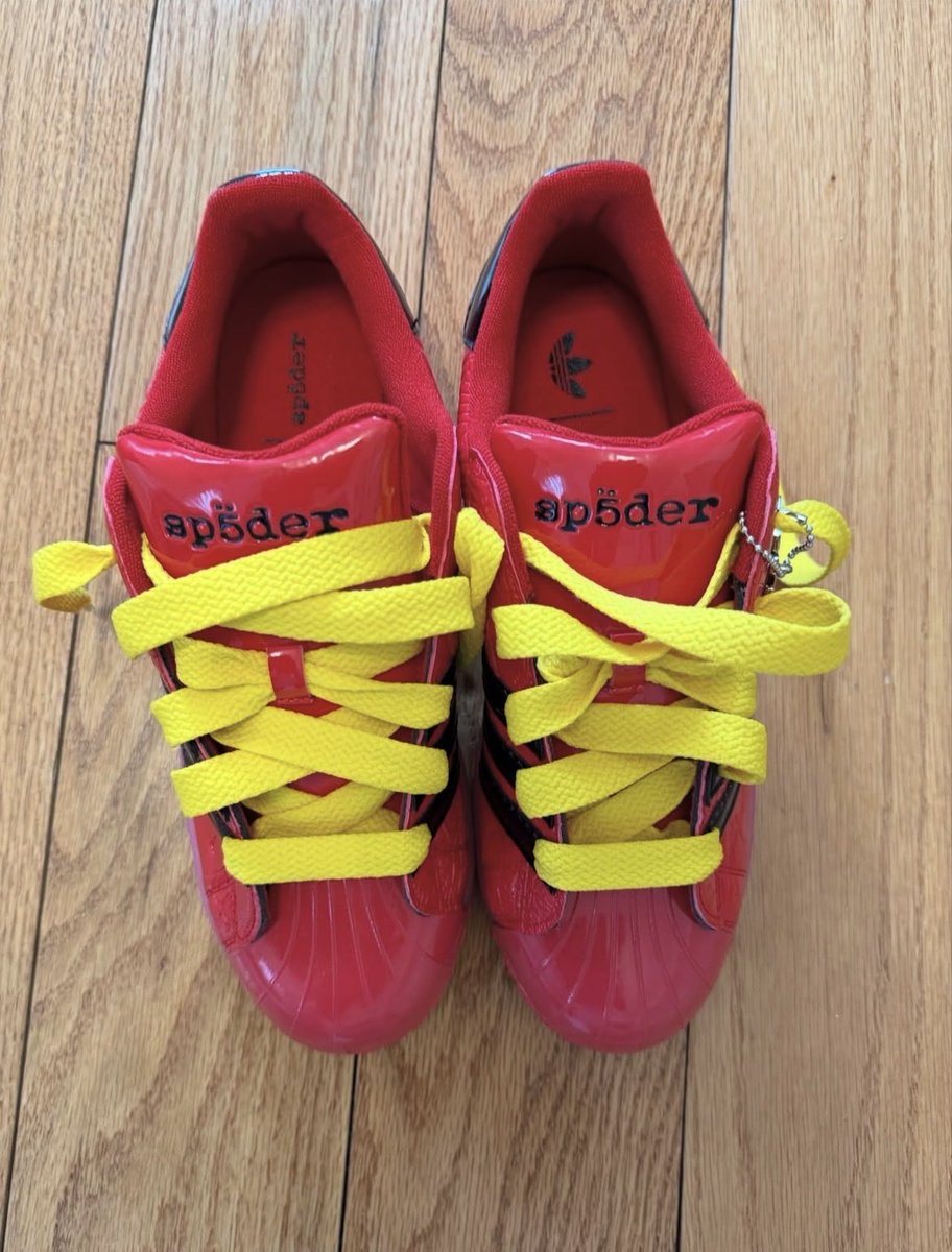 Ovrnundr's tweet photo. Yellow Laces https://t.co/G50TFKMC2s