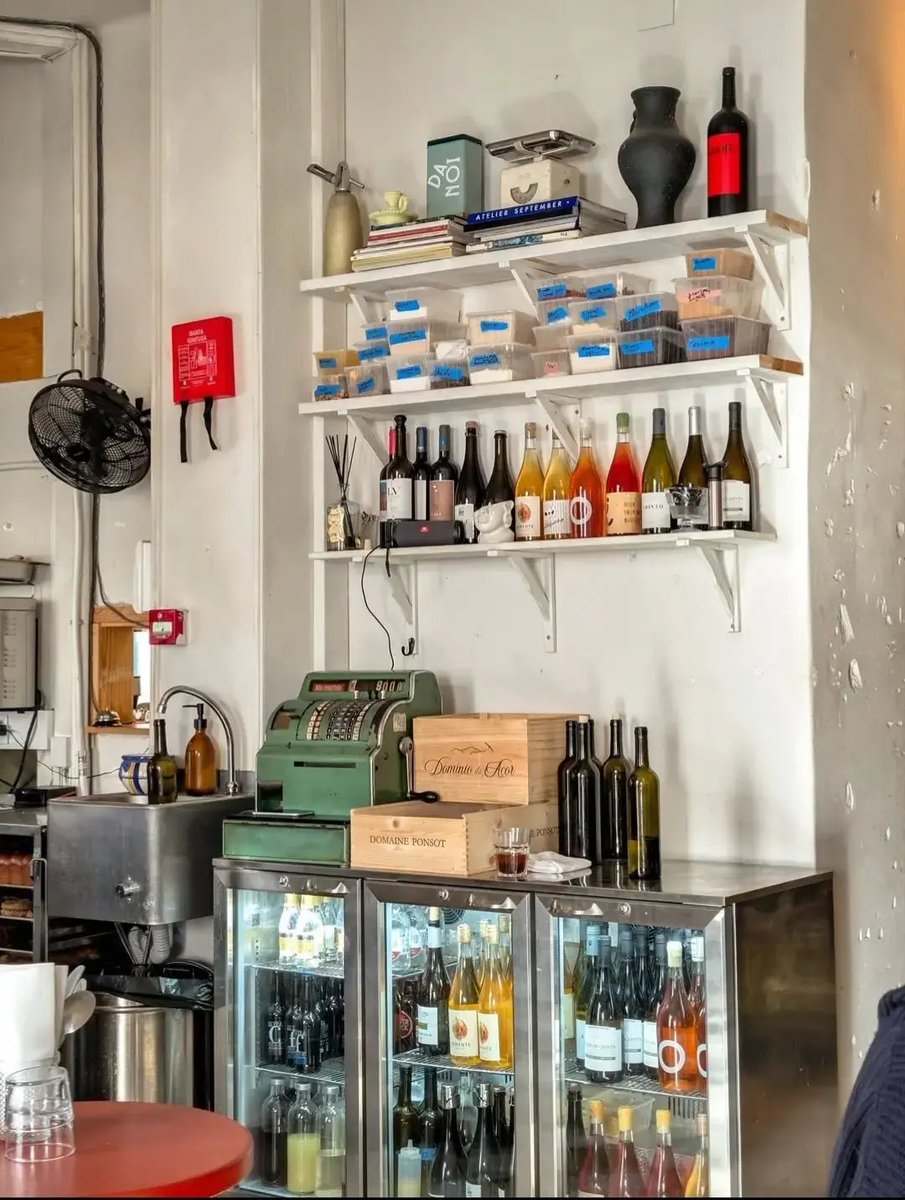 TOLLIstudio's tweet image. Red tabletops punctuate the room.
Open shelving keeps function visible.
Paper lanterns soften hard edges.
In tight spaces, vertical storage and lighting scale define comfort.

#CafeInterior #SpatialClarity #DesignFocus
