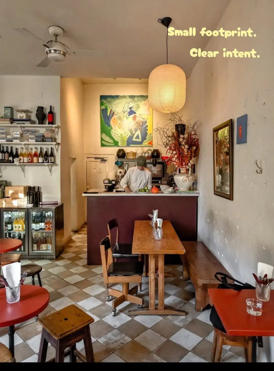 TOLLIstudio's tweet image. Red tabletops punctuate the room.
Open shelving keeps function visible.
Paper lanterns soften hard edges.
In tight spaces, vertical storage and lighting scale define comfort.

#CafeInterior #SpatialClarity #DesignFocus