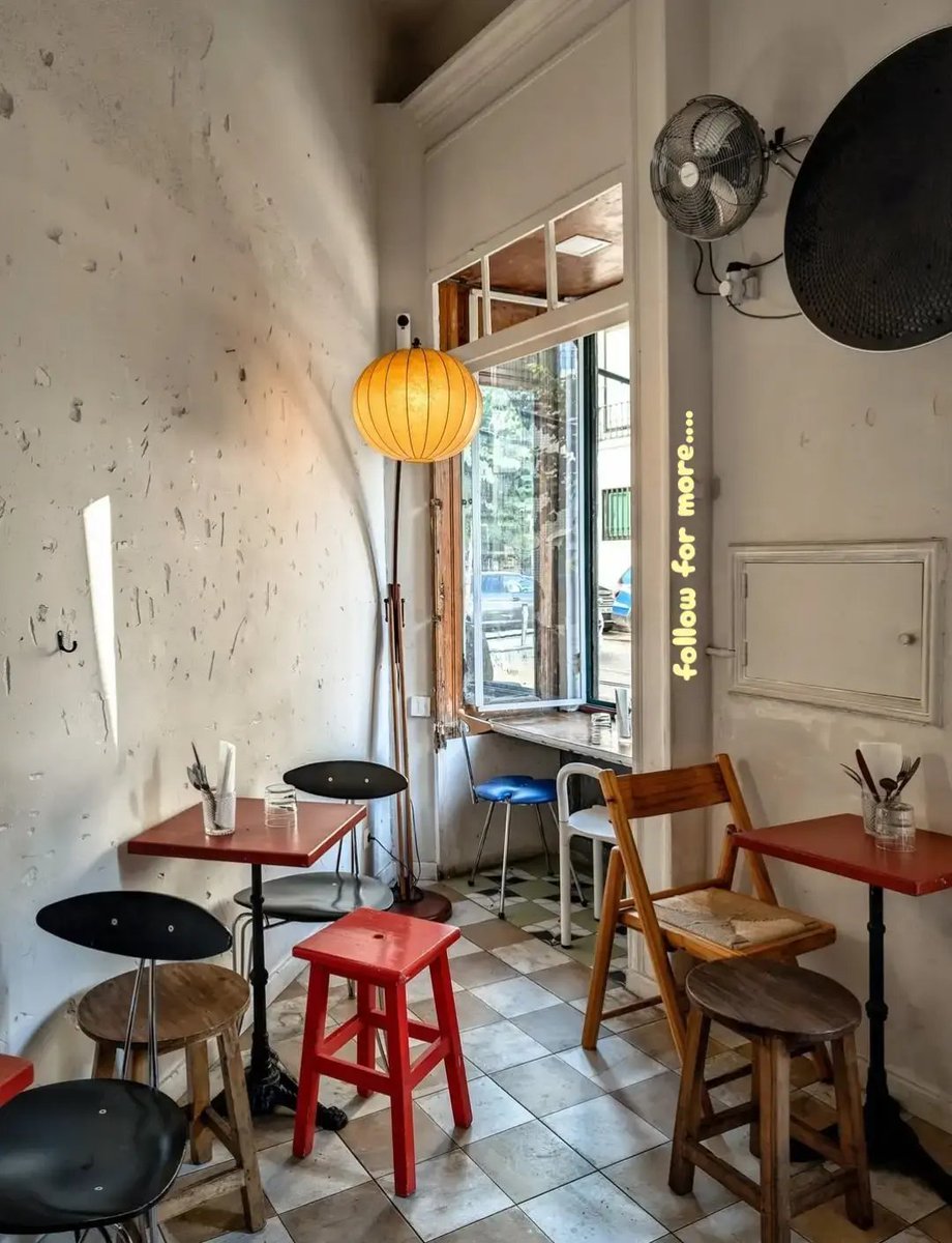 TOLLIstudio's tweet image. Red tabletops punctuate the room.
Open shelving keeps function visible.
Paper lanterns soften hard edges.
In tight spaces, vertical storage and lighting scale define comfort.

#CafeInterior #SpatialClarity #DesignFocus