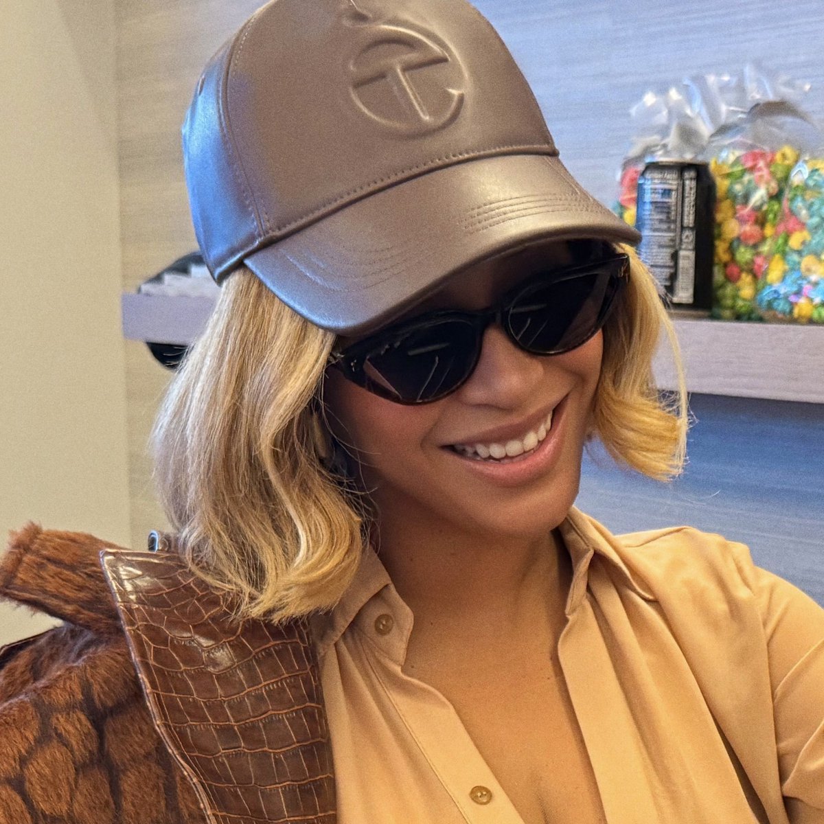 beyonceaccess's tweet image. Tina Knowles, mãe da Beyoncé, usou o seu Instagram para falar algumas verdades:

“As pessoas que vivem com o seu nome na boca e que constantemente inventam mentiras, meias-verdades e boatos para te descredibilizar, na verdade te admiram e são obcecadas por você. Você vive