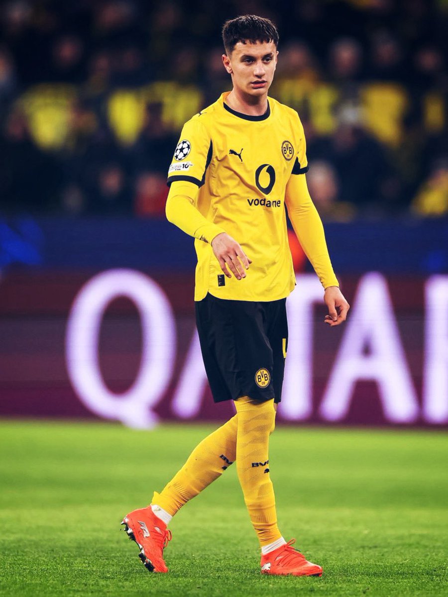 RisingStarXI's tweet image. 🇮🇹💥 𝐋𝐔𝐂𝐀 𝐑𝐄𝐆𝐆𝐈𝐀𝐍𝐈 (𝟏𝟖, 𝐂𝐁) today:

✅ UCL Debut 
✅ 1st Start for BVB
✅ Clean Sheet 
✅ 90 Minutes Played 

𝐑𝐄𝐌𝐄𝐌𝐁𝐄𝐑 𝐓𝐇𝐄 𝐍𝐀𝐌𝐄 💎