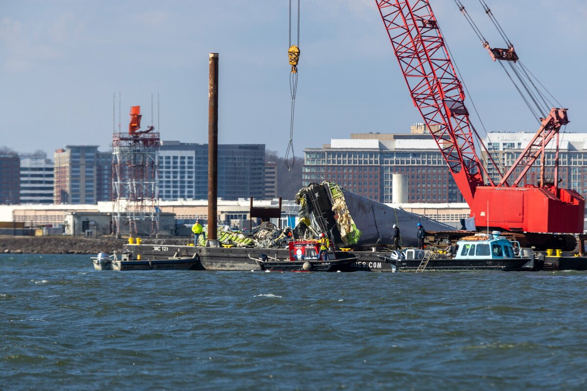AvSourceNews's tweet image. The NTSB has published its final report into the 2025 Potomac River collision between an Army Black Hawk and an American CRJ-700, finding systemic flaws in ATC and airspace management.

aviationsourcenews.com/ntsb-releases-…

#NTSB #aviationsafety #avgeek #aviation #aviationnews