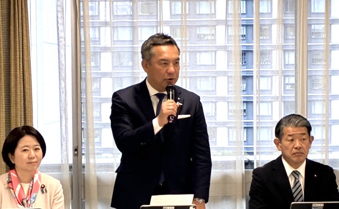 eikeisuzuki's tweet photo. いよいよ本日から150日間の特別国会が開会します。我が党は、先の選挙でいただいた多くの民意は責任の重さでもありますので、気を引き締めて臨んでまいります。詳細は追って投稿致します。開会前ですが、既に党務で様々動いています。

総務省に関する政策の全てを担当する総務部会長として、総務省からの今国会提出法案や自治体にとって重要な令和８年度地方財政計画等について説明を受けました。自治体が創意工夫で活用できる地方一般財源総額は前年度より３．７兆円増額して確保しています。

各種打ち合わせ等が続く中、PoliPoliの「政治ドットコム」のインタビューを受けました。政調会長特別補佐として今後の政策の進め方などについてお話しました。

JA三重青年部から、水不足の中での農業生産設備整備や農地中間管理機構のあり方等について要望もいただきました。