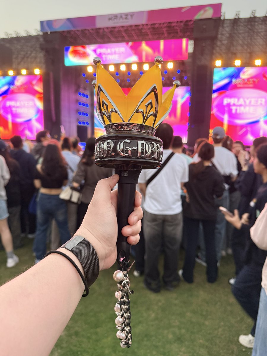 twistedtin's tweet photo. Finally, after 5 years, nagamit din kita at nakita ko na ang first true love ko 💛

#GDRAGON #KRAZYSuperConcert https://t.co/t4MEopIjWz