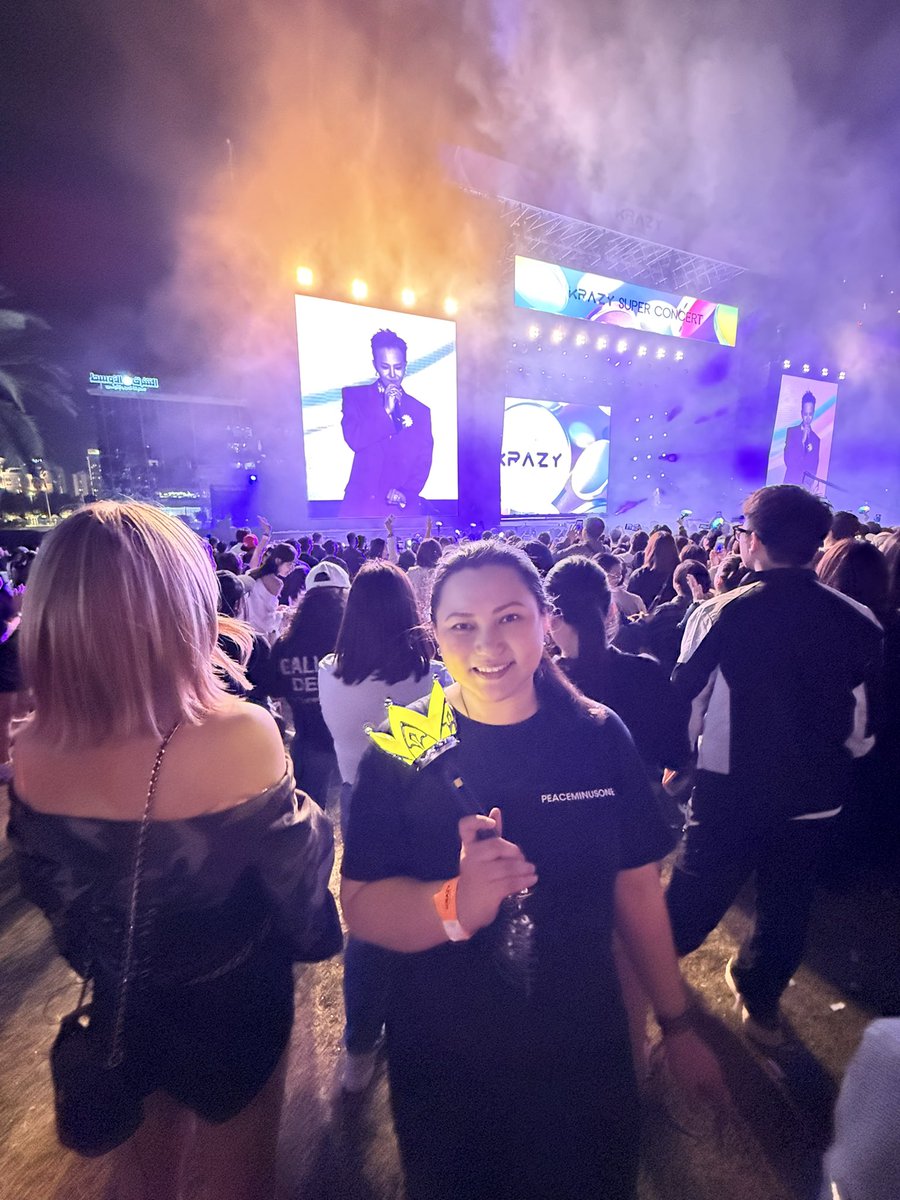 twistedtin's tweet photo. Finally, after 5 years, nagamit din kita at nakita ko na ang first true love ko 💛

#GDRAGON #KRAZYSuperConcert https://t.co/t4MEopIjWz