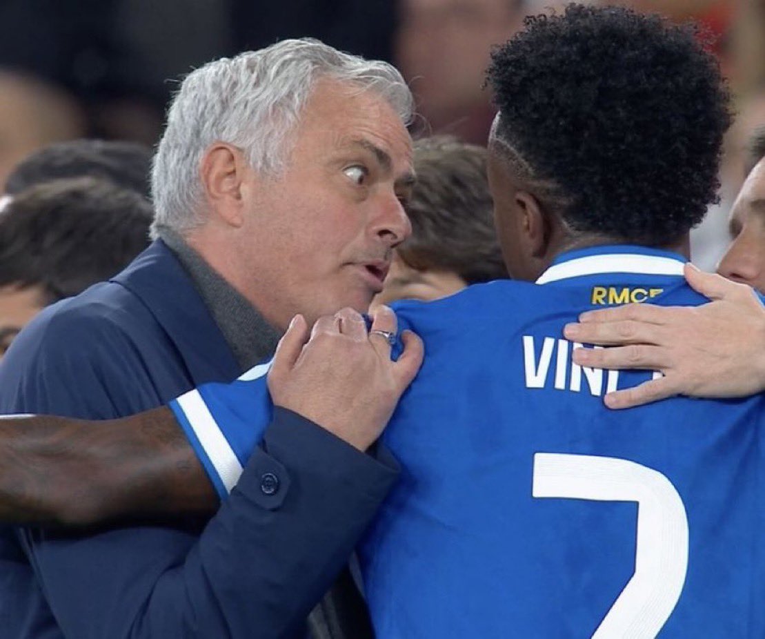🎙️Mourinho: 

“O gol do Vini Jr. deveria ser o ponto alto da partida.

Mas quando se marca um gol como esse… a comemoração deve ser respeitosa.

Mas serei imparcial; não direi que acredito no Prestianni ou no Vini, eu não estava lá. O Prestianni nega, mas não vou tomar partido.