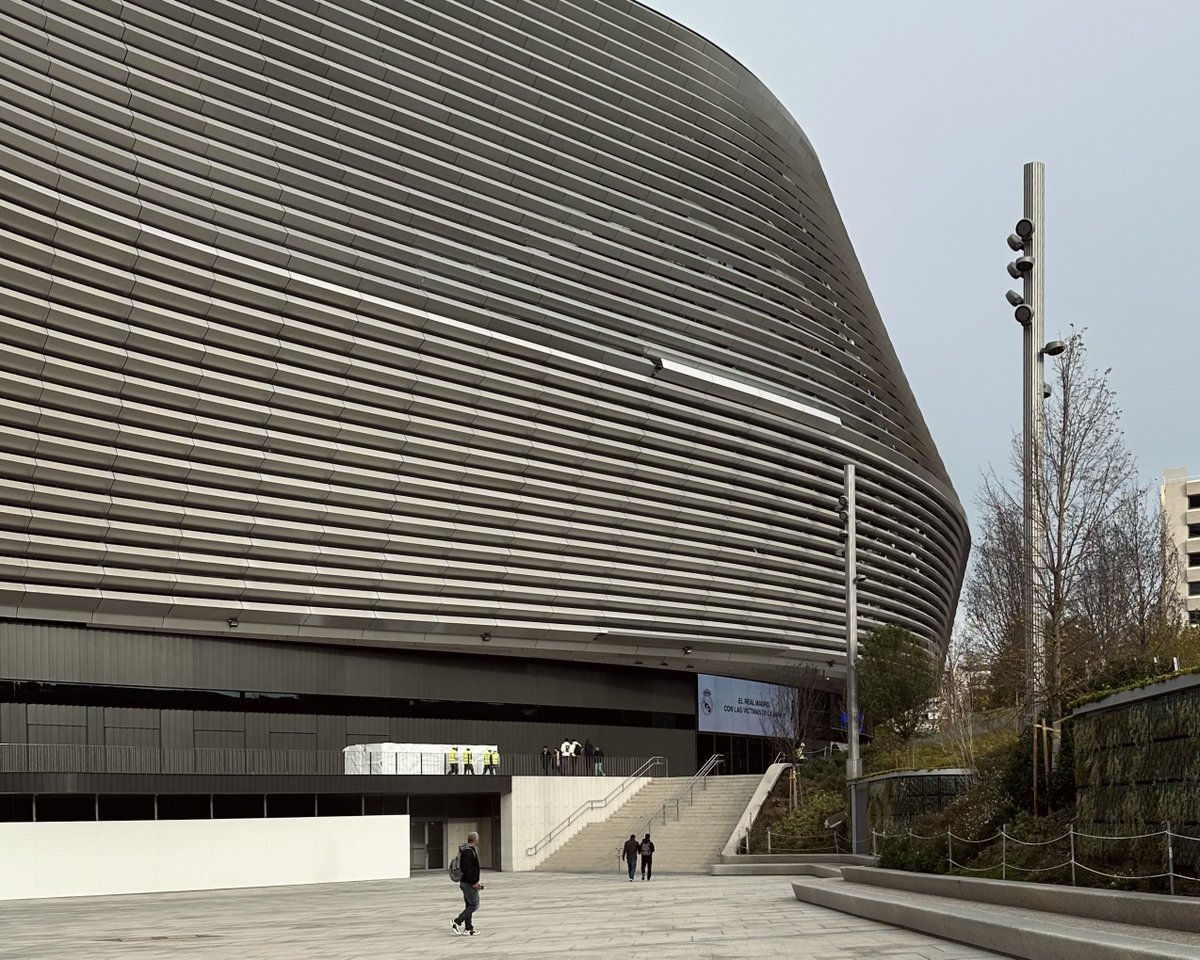 FPL_sieltam's tweet image. Ketika foto ngasal tp lo di Santiago Bernabéu, Madrid