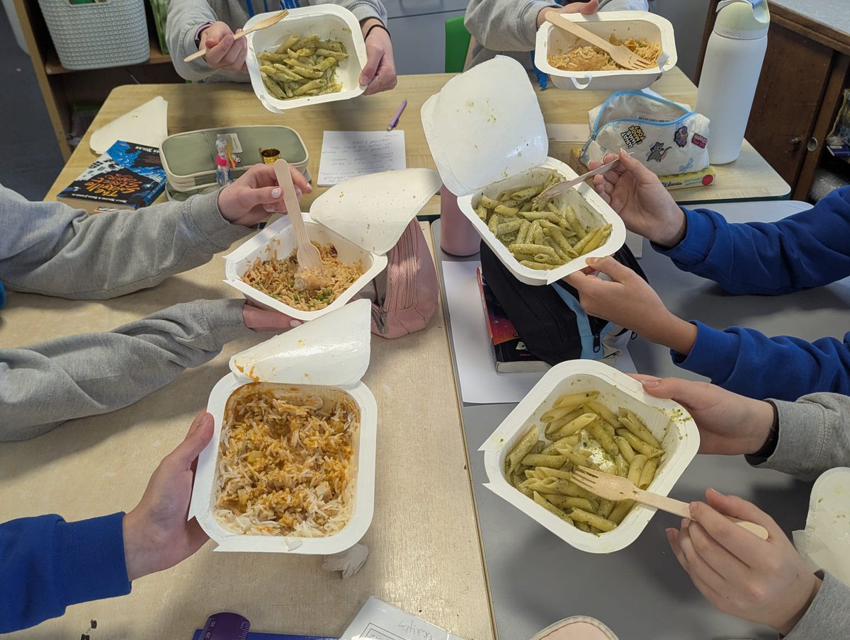 snpballyroan's tweet photo. Great excitement today as the Hot School Meals Scheme got up and running in SNP! Thumbs up from all our pupils and so much to choose from! Make sure to get those orders in for next week!!!! #hotschoolmeals #emptyplates https://t.co/Ct8k39vUpQ