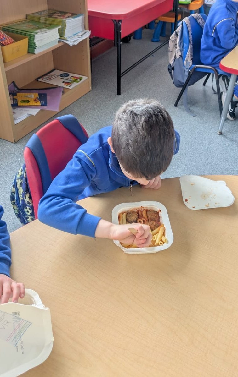 snpballyroan's tweet photo. Great excitement today as the Hot School Meals Scheme got up and running in SNP! Thumbs up from all our pupils and so much to choose from! Make sure to get those orders in for next week!!!! #hotschoolmeals #emptyplates https://t.co/Ct8k39vUpQ
