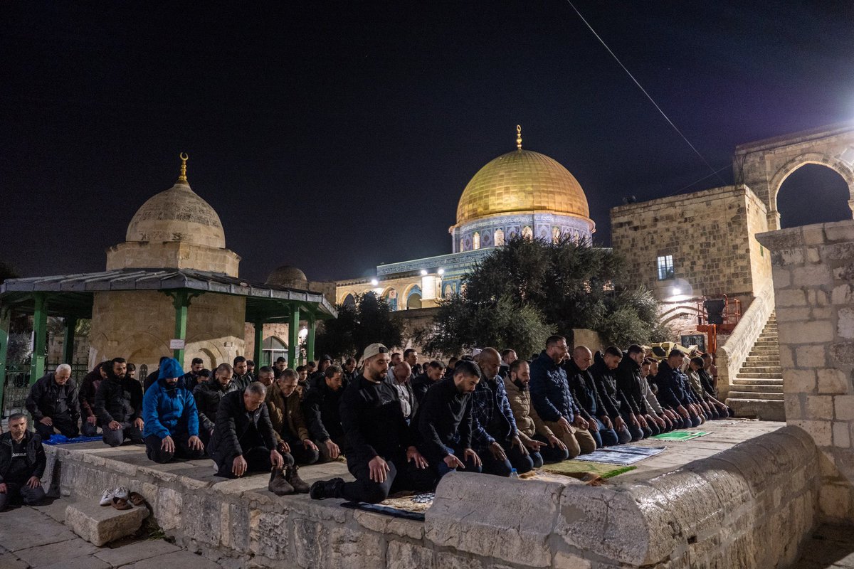 Arabbeau's tweet photo. Taraweeh prayer at Al-Aqsa Mosque. https://t.co/OtxAZisXqp