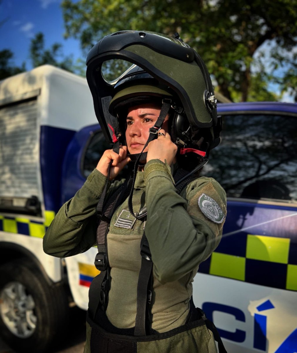 La Policía Nacional en Arauca exalta la labor de las mujeres del grupo Antiexplosivos 💣👩🏻‍✈️, quienes con valentía y profesionalismo neutralizan amenazas y protegen la vida de nuestros ciudadanos. 🇨🇴

Su compromiso fortalece la seguridad y la tranquilidad del territorio. 💚👮🏻‍♀️