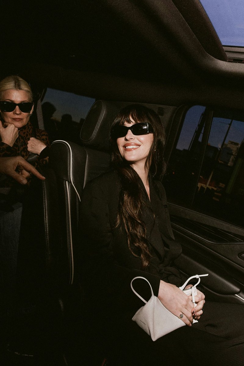 dakotaj_updates's tweet photo. Dakota Johnson photographed by Emilio Madrid for W Magazine. https://t.co/6tJUZ1YZty