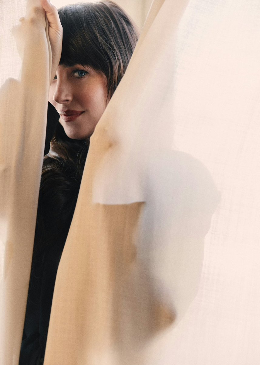 dakotaj_updates's tweet photo. Dakota Johnson photographed by Emilio Madrid for W Magazine. https://t.co/6tJUZ1YZty