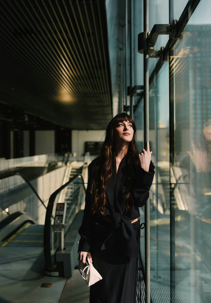 dakotaj_updates's tweet photo. Dakota Johnson photographed by Emilio Madrid for W Magazine. https://t.co/6tJUZ1YZty