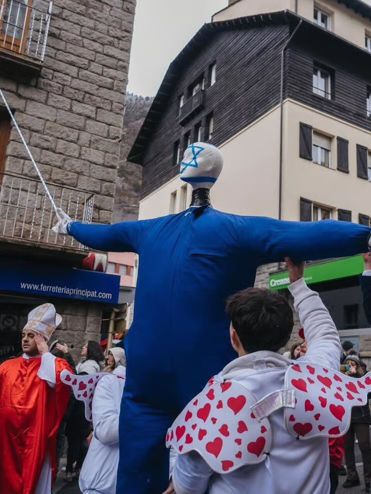 wallstwolverine's tweet image. Polémica en el Carnaval de Encamp tras las quejas de la comunidad judía en Andorra por esta representación.
