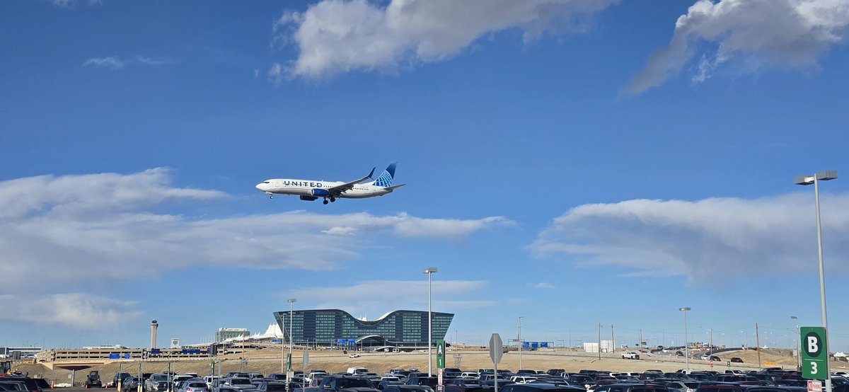 cadwumbo's tweet photo. Loving the high wind approach @DENAirport https://t.co/0HGl0koNRM