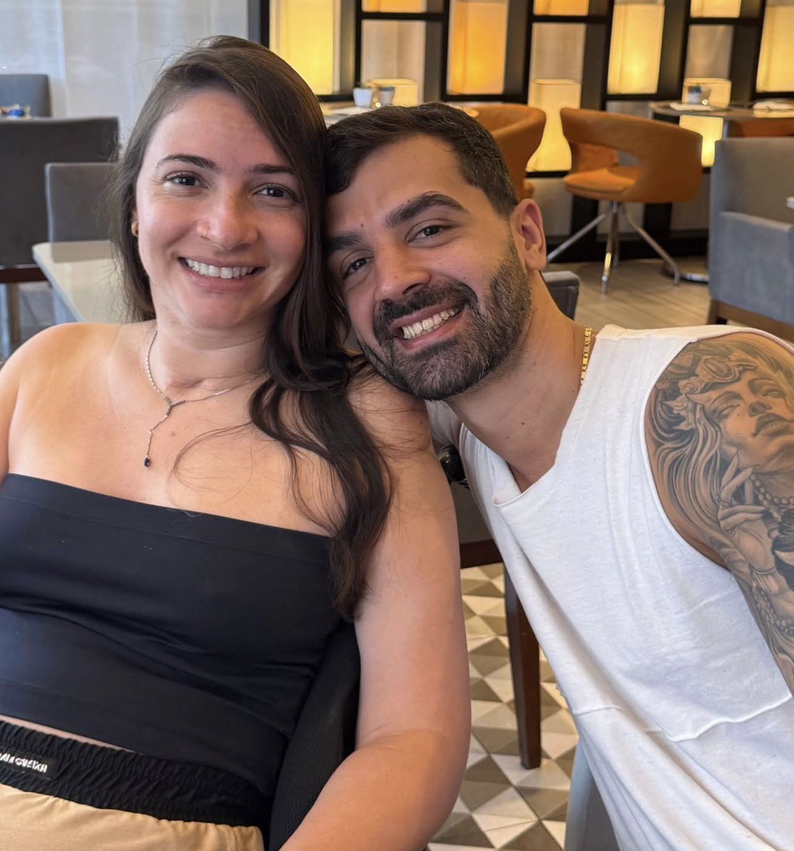Flafocalizando's tweet photo. FLAMOSOS: há alguns dias venho pensando nesse encontro da ex-atleta de ginástica olímpica Laís Dias com a Dra. Tatiana Sampaio, uma das responsáveis pela descoberta da polilaminina. 

Tatiana Lobo Coelho de Sampaio é bióloga e professora da Universidade Federal do Rio de Janeiro (UFRJ). Ela lidera pesquisas sobre regeneração neural e é reconhecida como uma das principais cientistas brasileiras no estudo da polilaminina, uma estrutura derivada da proteína laminina com potencial terapêutico para lesões da medula espinhal.

A imprensa tem destacado seu trabalho como um dos avanços científicos brasileiros mais promissores na área de recuperação de movimentos em paraplégicos e tetraplégicos. 

Sobre o caso da Laís ainda requer cautela e mais estudos em pacientes crônicos devido ao longo tempo de lesão, mas os resultados recentes são promissores.

Em Abril de 2018,  Bruno Drummond de Freitas (2ª foto) sofreu um grave acidente de carro que resultou em fraturas na coluna vertebral. A lesão medular foi classificada como completa, estabelecendo o diagnóstico de tetaplagia. 

Em menos de 24 horas após o trauma, ele foi submetido ao procedimento cirúrgico e recebeu a aplicação da polilaminina. Três semanas depois, ele conseguiu movimentar o dedo do pé e hoje anda com pouquíssimas sequelas.

Outros seis pacientes que fizeram o tratamento estão demonstrando melhoras significativas. 

Enfim, que mais avanços científicos ocorram e que tanto a Laís quanto centenas de brasileiros possam recuperar os movimentos do corpo. A vitória deles também será a nossa vitória.

Que a medicina como toda ciência brasileira sejam valorizados cada dia mais ❤️🖤

🗞️ GPT
📸 insta: lalikasouza
