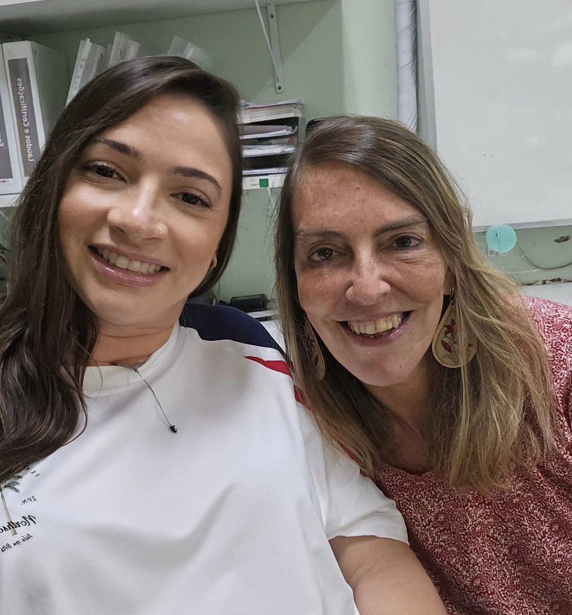 Flafocalizando's tweet photo. FLAMOSOS: há alguns dias venho pensando nesse encontro da ex-atleta de ginástica olímpica Laís Dias com a Dra. Tatiana Sampaio, uma das responsáveis pela descoberta da polilaminina. 

Tatiana Lobo Coelho de Sampaio é bióloga e professora da Universidade Federal do Rio de Janeiro (UFRJ). Ela lidera pesquisas sobre regeneração neural e é reconhecida como uma das principais cientistas brasileiras no estudo da polilaminina, uma estrutura derivada da proteína laminina com potencial terapêutico para lesões da medula espinhal.

A imprensa tem destacado seu trabalho como um dos avanços científicos brasileiros mais promissores na área de recuperação de movimentos em paraplégicos e tetraplégicos. 

Sobre o caso da Laís ainda requer cautela e mais estudos em pacientes crônicos devido ao longo tempo de lesão, mas os resultados recentes são promissores.

Em Abril de 2018,  Bruno Drummond de Freitas (2ª foto) sofreu um grave acidente de carro que resultou em fraturas na coluna vertebral. A lesão medular foi classificada como completa, estabelecendo o diagnóstico de tetaplagia. 

Em menos de 24 horas após o trauma, ele foi submetido ao procedimento cirúrgico e recebeu a aplicação da polilaminina. Três semanas depois, ele conseguiu movimentar o dedo do pé e hoje anda com pouquíssimas sequelas.

Outros seis pacientes que fizeram o tratamento estão demonstrando melhoras significativas. 

Enfim, que mais avanços científicos ocorram e que tanto a Laís quanto centenas de brasileiros possam recuperar os movimentos do corpo. A vitória deles também será a nossa vitória.

Que a medicina como toda ciência brasileira sejam valorizados cada dia mais ❤️🖤

🗞️ GPT
📸 insta: lalikasouza