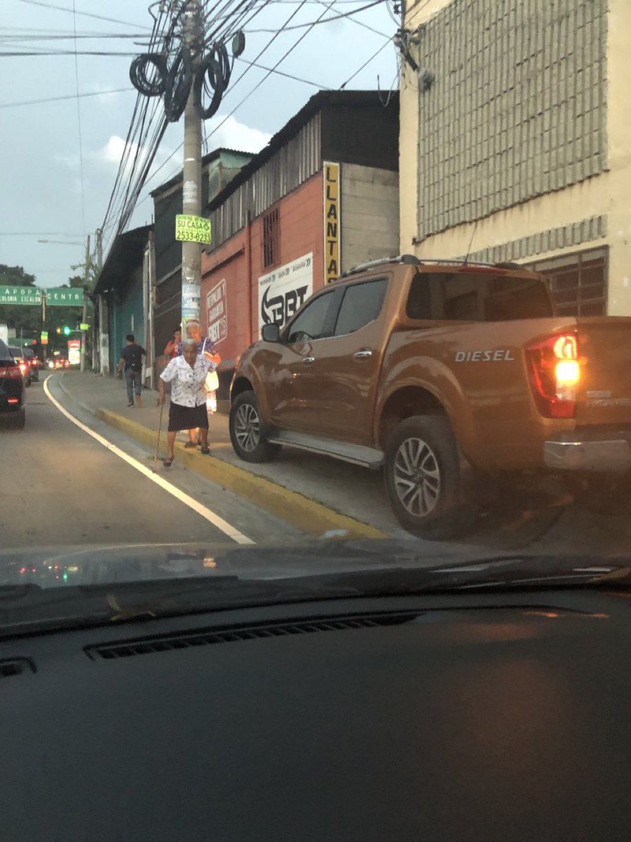Yo sé que no se ve la placa pero si como personas de la tercera edad deben de arriesgarse bajando a la calle. Lo peor es que por mucho que se publique los del <a href="/VMTElSalvador/">VMT</a> o <a href="/alcaldia_ss/">Alcaldía de San Salvador</a> no hacen nada. 

#TráficoSV #Denunciapublica