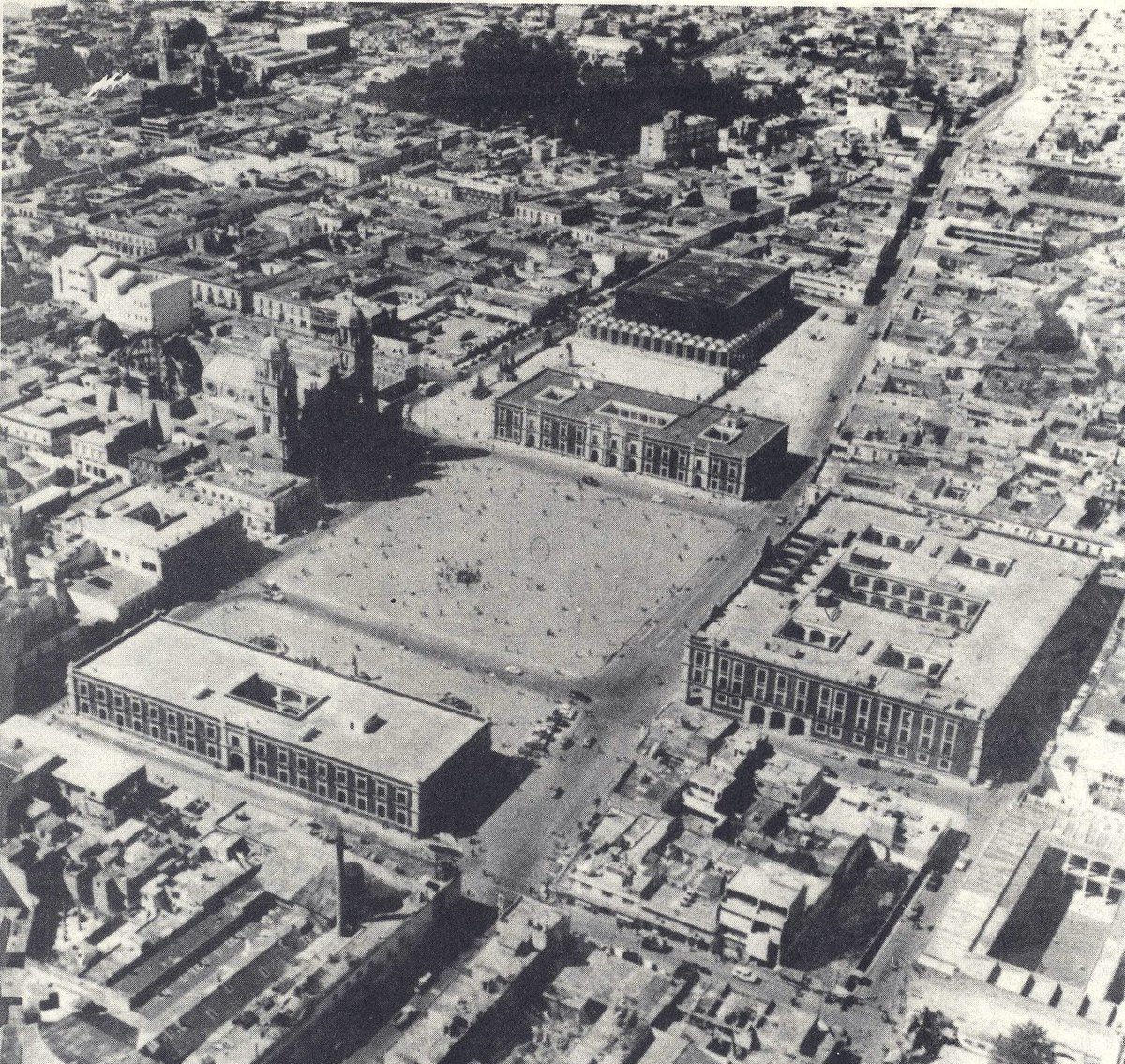 1970 Nostalgia del barrio, paisaje urbano, laberinto de calles, arquitectura, espacios donde reposa el misterio, el principio de algo y el final de todo. El sinsabor de las demoliciones, de las transformaciones de su fisonomía, sus recuerdos así es la historia de <a href="/TolucalaBellaCd/">TOLUCA</a>
