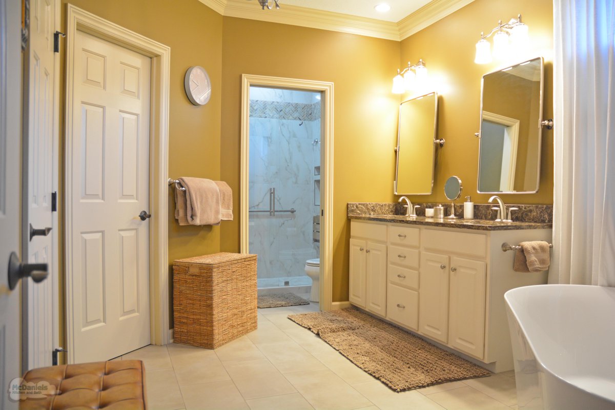 A smarter bathroom for busy mornings 🛁🚿
This layout features a separate shower and toilet room—more flexibility, less waiting!

Let’s customize a design that fits your home and your life. Schedule your appointment today. 🏡