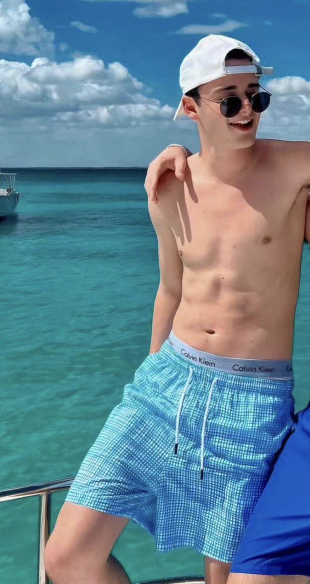 AngelInTheRightSideUp tweet media